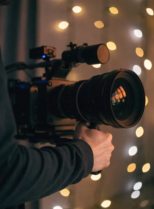 Produção audiovisual — câmera de cinema em ação