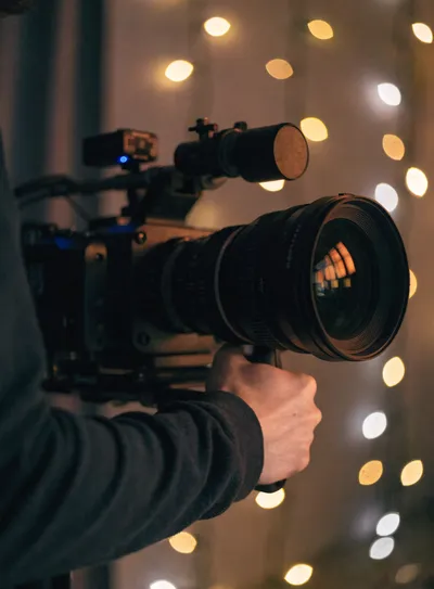 Produção audiovisual — câmera de cinema em ação